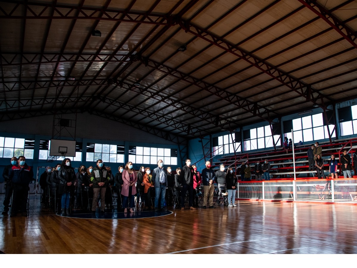 Municipio y comunidad inauguraron nuevo piso del gimnasio Gil de Castro de Valdivia
