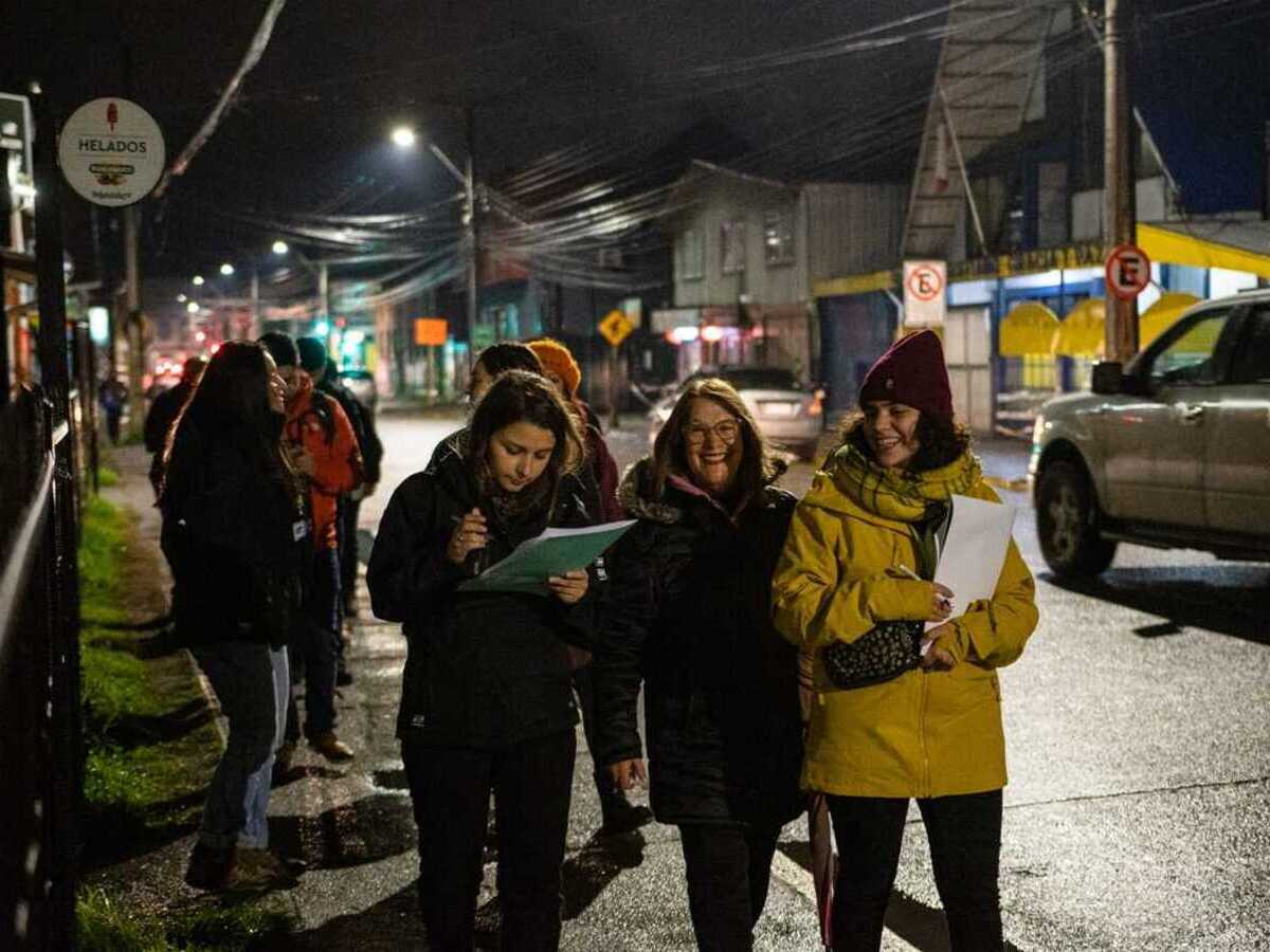 Realizan marcha exploratoria nocturna para definir ubicación de postes inteligentes en Valdivia
