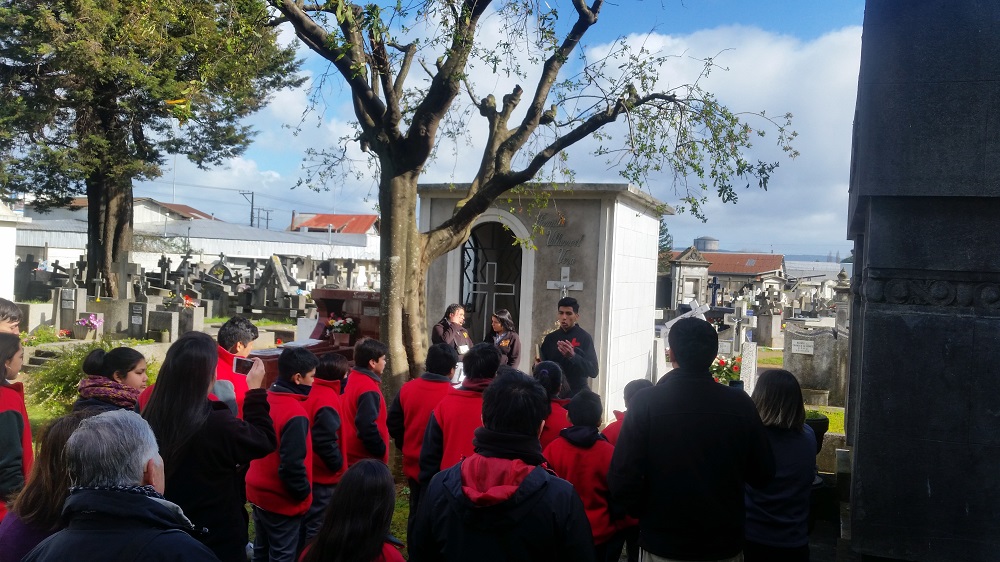Uno de los lugares visitados es la tumba donde descanzan los restos de familiares de Fray Camilo Henríquez (2).jpg