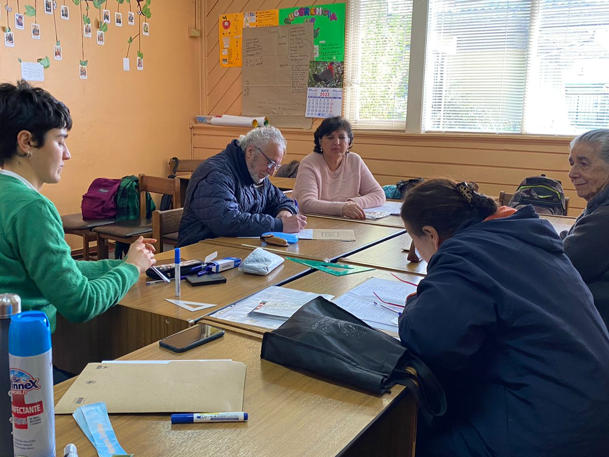 Adultos mayores de Valdivia inician nuevo taller de memoria gráfica