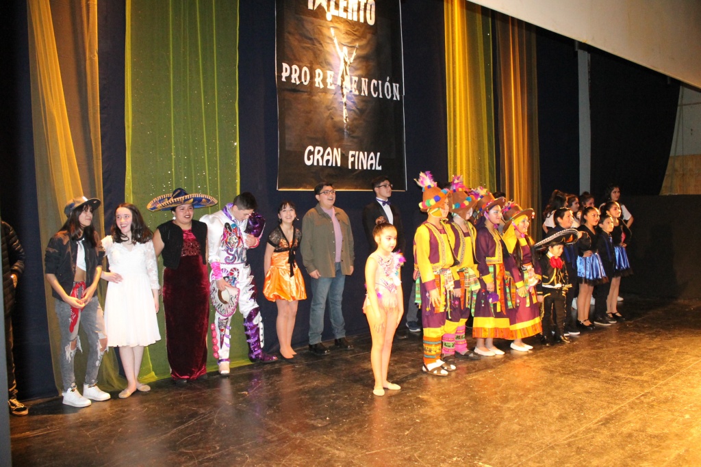 Los finalistas presentándose frente al público que colmo el Lord Cochrane.JPG