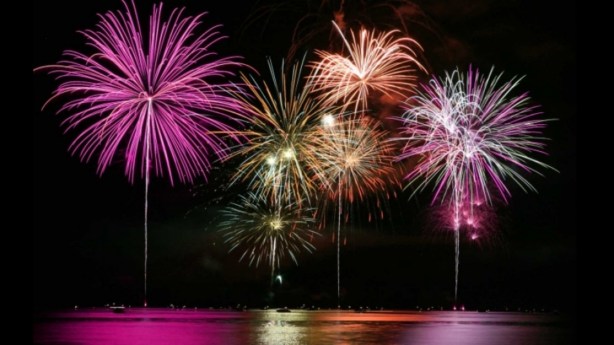 PAG_3FUEGOS ARTIFICIALES LOS MOLINOS.jpg