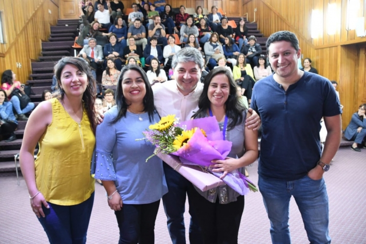 premiada Ximena Burgos, equipo y alcalde.jpeg