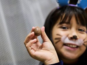 web_0000s_0003_Entrega_huevitos_chocalete_JJVV_pablo_neruda_17_4_2025 18